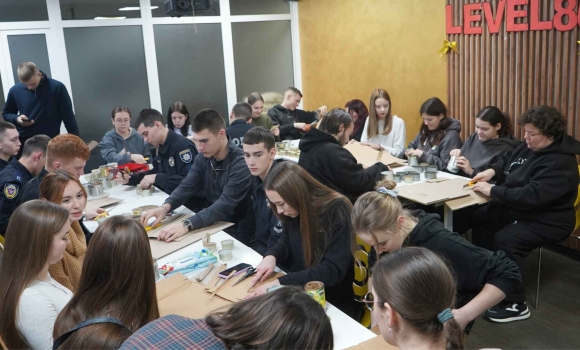 Молоді вінничани виготовили близько 500 окопних свічок для військових