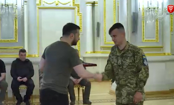 Молодого танкіста з Вінниччини нагородили орденом «Золота Зірка»