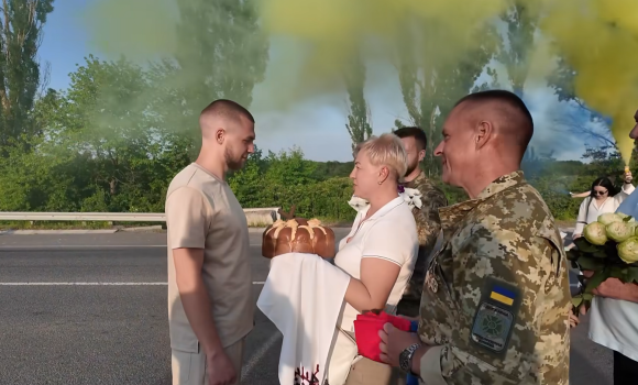 Молодого прикордонника, який повернувся з полону, зустріли на Вінниччині