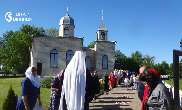 Молитва за воїнів та небесний покров на Вінниччині освятили храм Димитрія Солунського Молитва за воїнів та небесний покров на Вінниччині освятили храм Димитрія Солунського