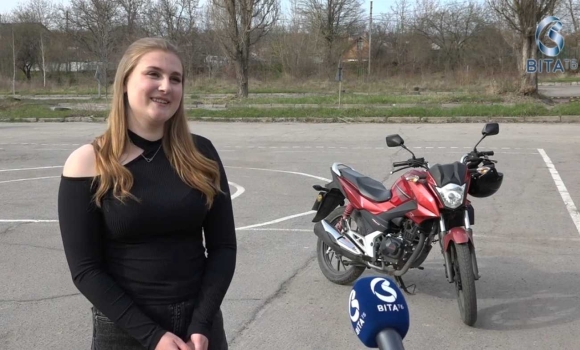 Мотобум у Вінниці чому дедалі більше дівчат обирають «двоколісних» та як скласти іспит без помилок