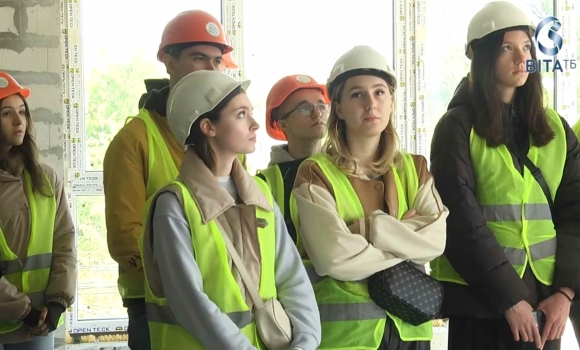 Муніципальний будинок вінницькі студенти відвідали будівництво на завершальному етапі