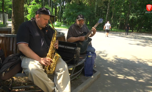 Музиканти з усієї Вінниці зібрались в Центральному парку, аби зіграти для перехожих