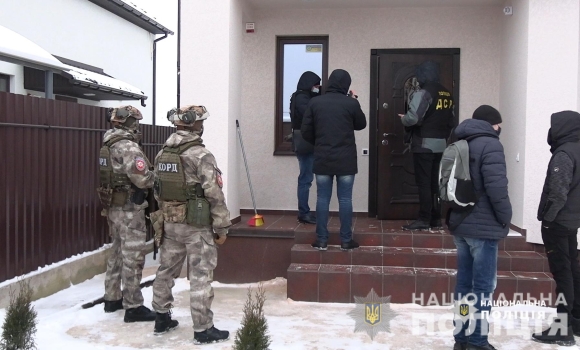 У Вінниці затримали членів угрупування, які примусили чоловіка втридорога придбати нерухомість