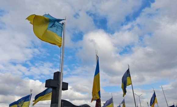 На Алеї Слави у Вінниці замінили прапори на могилах Героїв