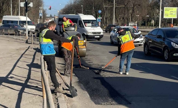 На аварійний ремонт вінницьких доріг 12 березня вийшли вісім бригад