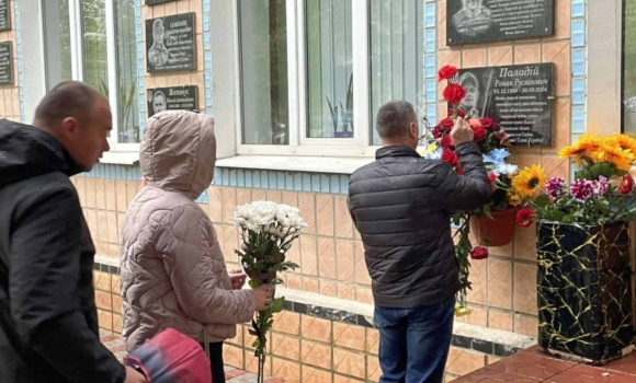 На честь загиблого воїна з Тульчинського району відкрили меморіальну дошку