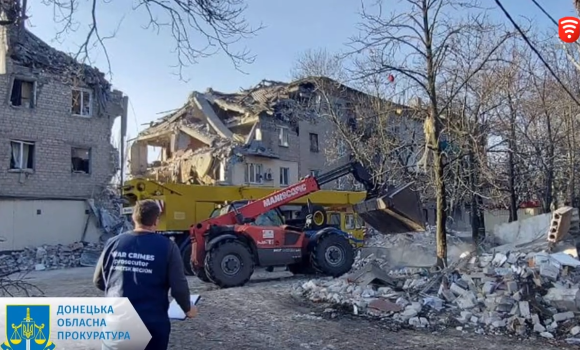 На Донеччині внаслідок російської атаки під завалами чотириповерхового будинку загинула людина