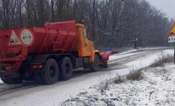 На дорогах Вінниччини цілодобово працює спецтехніка дорожники готові до негоди