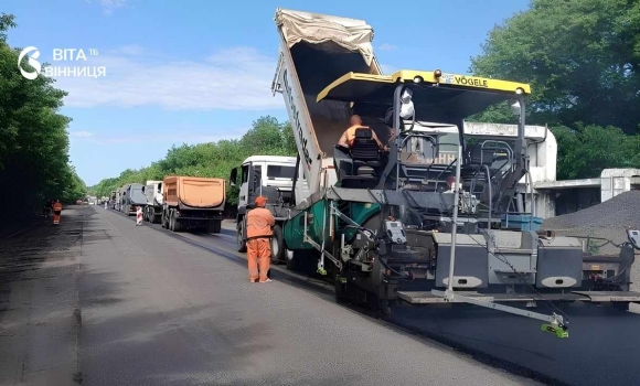 На дорогах Вінниччини за тиждень відремонтували понад 322 тисячі квадратних метрів покриття