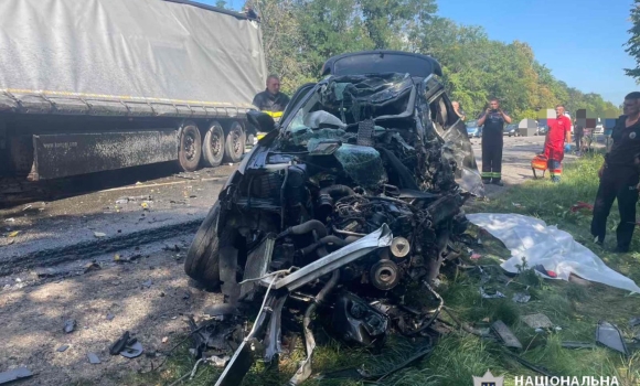 На Гайсинщині Audi влетів у вантажівку - водій легковика загинув на місці