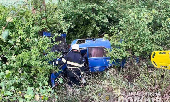 На Гайсинщині рятувальники звільнили з розбитого авто двох чоловіків