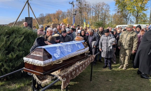 На Гайсинщині попрощалися з полеглим воїном, який загинув на Сумщині На Гайсинщині попрощалися з полеглим воїном, який загинув на Сумщині