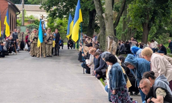 На Гайсинщині проводжали на вічний спочинок Героя, який загинув у Курській області