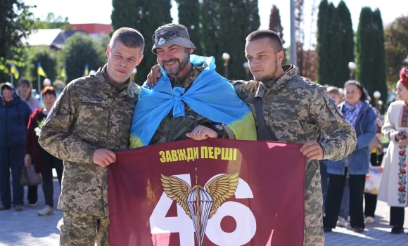 На Гайсинщині зустріли Героя-десантника, який повернувся з ворожого полону
