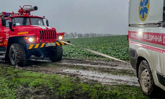 На грунтовій дорозі на Вінниччині застрягла машина “швидкої допомоги” 