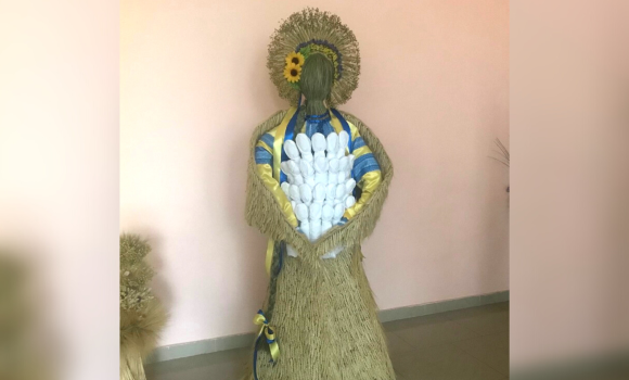 На Калинівщині виготовили двометрову ляльку, яка символізує Україну-матір