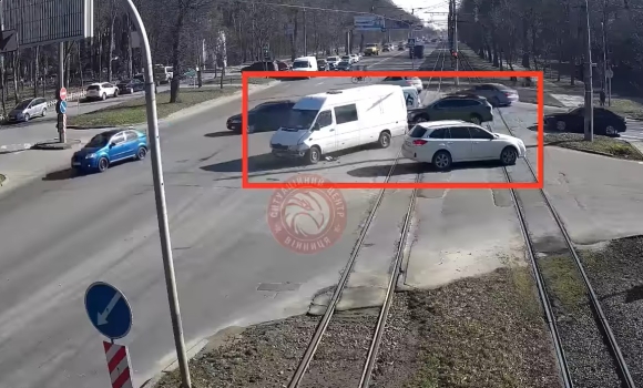 На Хмельницькому шосе у Вінниці зіткнулись Mercedes та Subaru