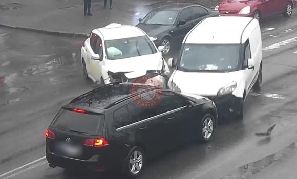 На Хмельницькому шосе у Вінниці зіткнулись три автомобілі