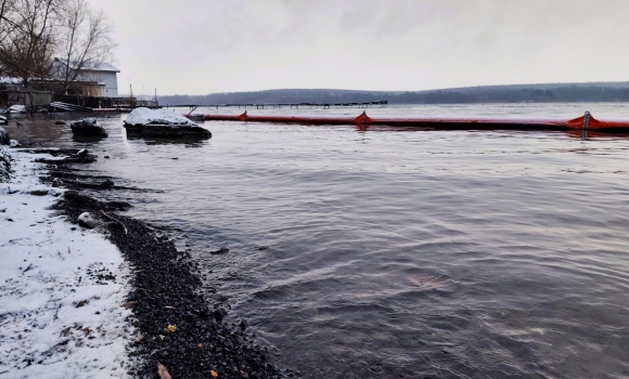 На Ладижинському водосховищі продовжують збір залишків нафтопродуктів