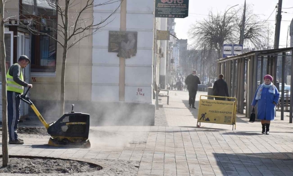 На Майдані Небесної Сотні у Вінниці ремонтники усувають нерівності покриття 