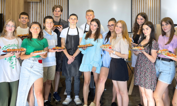 На майстер-класі вінницькій молоді відкрили секрети приготування суш