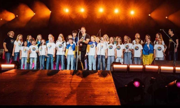 На одній сцені з Coldplay виступили й вінницькі діти - учасники хору дітей-біженців