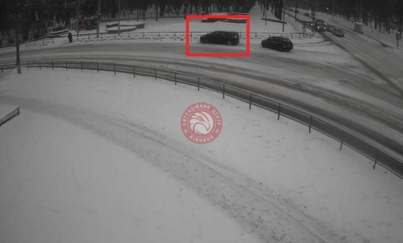 На перехресті Хмельницького шосе та вулиці Магістратської у Вінниці водій в'їхав в огорожу