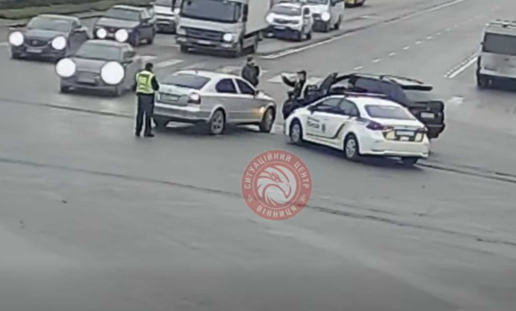 На перехресті проспекту Коцюбинського та вулиці Замостянської у Вінниці зіткнулися легковики На перехресті проспекту Коцюбинського та вулиці Замостянської у Вінниці зіткнулися легковики