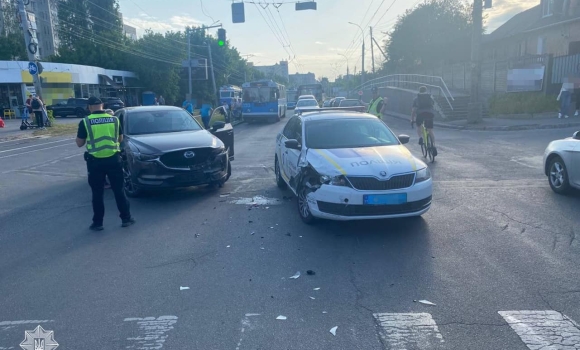 На перехресті у Вінниці водійка Mazda протаранила патрульне авто