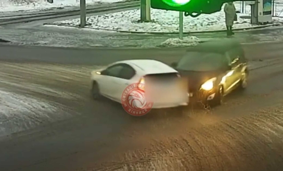 На перехресті вулиць Батозької та Янгеля у Вінниці зіткнулися два легковики На перехресті вулиць Батозької та Янгеля у Вінниці зіткнулися два легковики