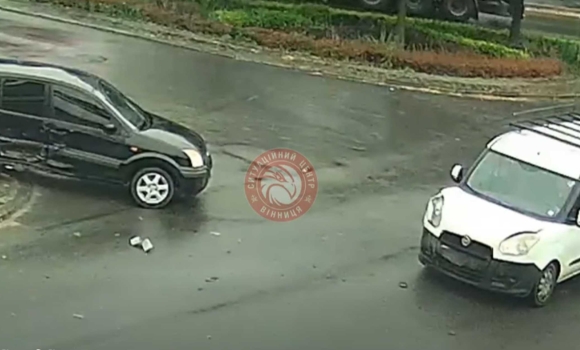 На перехресті вулиці Київської та Гонти у Вінниці зіткнулися дві автівки