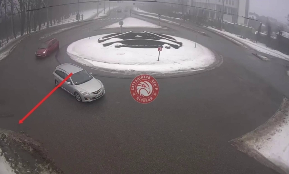 На перетині Гніванського шосе та вулиці Сонячної у Вінниці п'яний водій розтрощив огорожу На перетині Гніванського шосе та вулиці Сонячної у Вінниці п'яний водій розтрощив огорожу