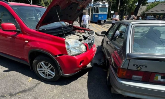 На перетині Хмельницького шосе та вулиці Трамвайної зіткнулися два автомобілі