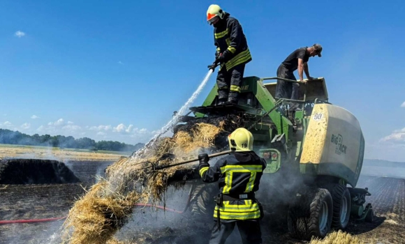 На полі в Калинівській громаді загорівся тюкопрес