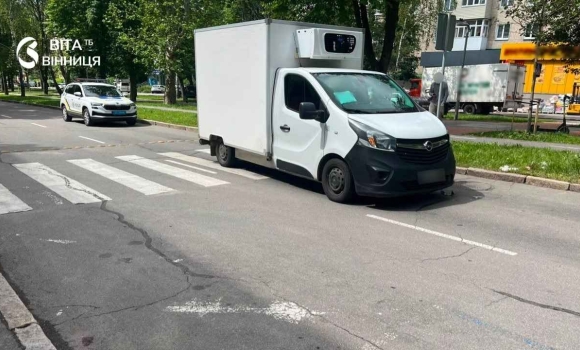 На проспекті Космонавтів у Вінниці автомобіль наїхав на пішохідку На проспекті Космонавтів у Вінниці автомобіль наїхав на пішохідку
