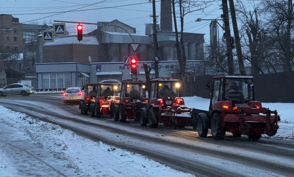 На протиожеледну обробку доріг та тротуарів Вінниці виїхали понад 20 снігоочисників