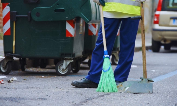 На прибудинкових територіях Вінниці у розпалі весняне прибирання На прибудинкових територіях Вінниці у розпалі весняне прибирання