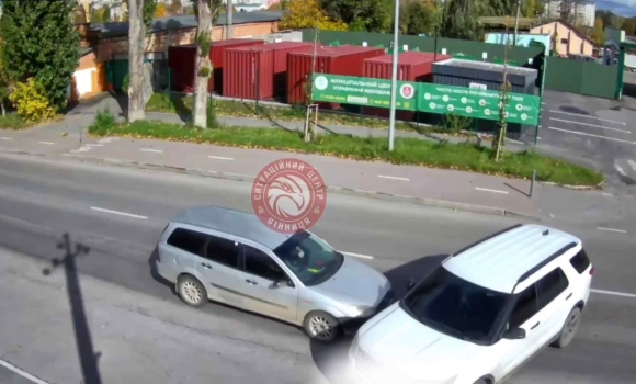 На Сабарівському шосе у Вінниці не розминулись два автомобілі однієї марки