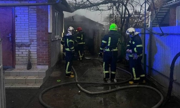 На Старому місті у Вінниці горів гараж у дворі приватного будинку