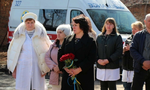 На стіні Барської лікарні відкрили меморіальну дошку на честь загиблого медика