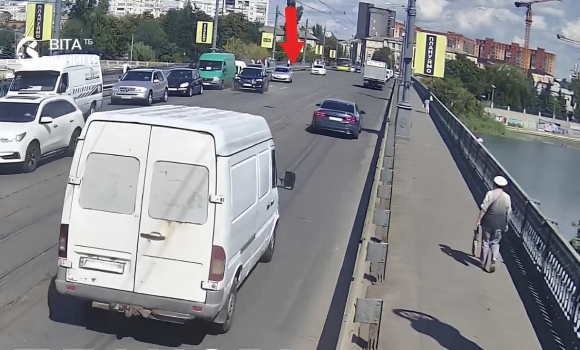 На Центральному мосту у Вінниці сталася ДТП через невдалий маневр На Центральному мосту у Вінниці сталася ДТП через невдалий маневр
