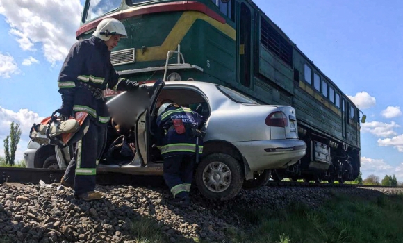 На Вінниччині через зіткнення з тепловозом загинув водій авто, пасажирка в лікарні