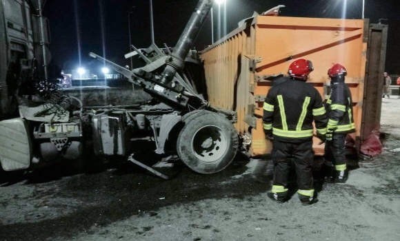 На Вінниччині через зіткнення з вантажівкою перекинувся зерновоз