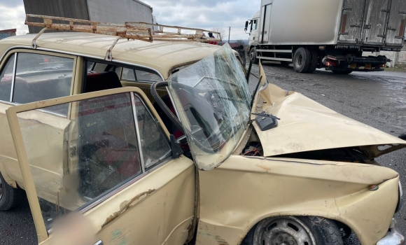 На Вінниччині вантажівка підім'яла ВАЗ - постраждав водій і 12-річна дитина