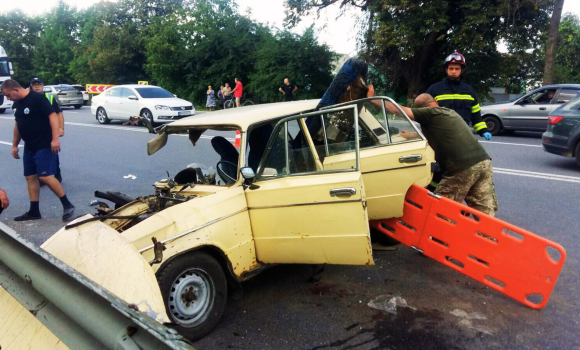 На Вінниччині ВАЗ протаранив відбійник — поранених і мертвих затисло у понівеченому авто