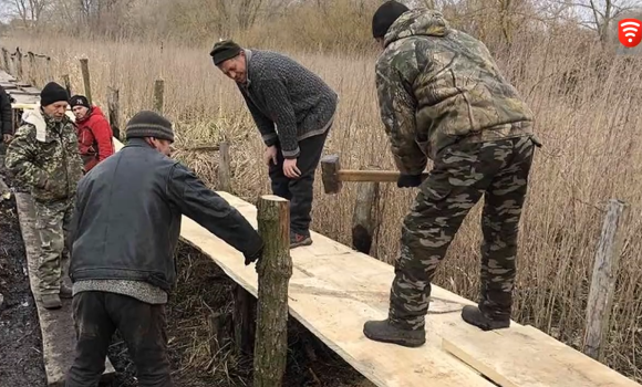 На Вінниччині відремонтували дерев’яну переправу через річку Десенку