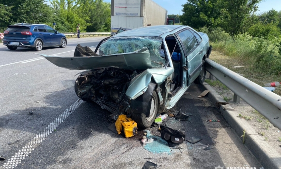 На Вінниччині водій Volkwagen виїхав на зустрічку та врізався у вантажівку