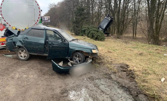 На Вінниччині зіткнулись мінівен та ВАЗ - один із водіїв постраждав