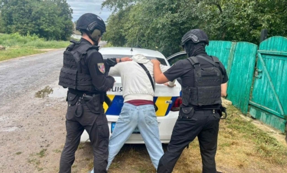 На Вінниччині 50-річний житель стріляв у юнаків з пістолета